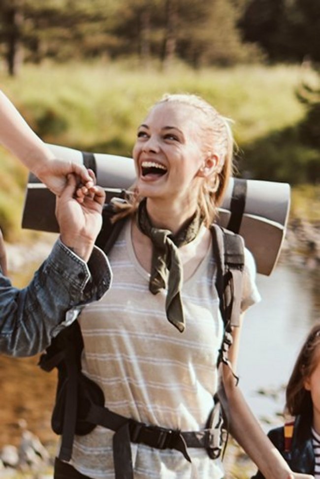 Eine Familie wandert auf einem Pfad durch den Wald.