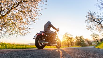 Motorradfahrer im Frühling
