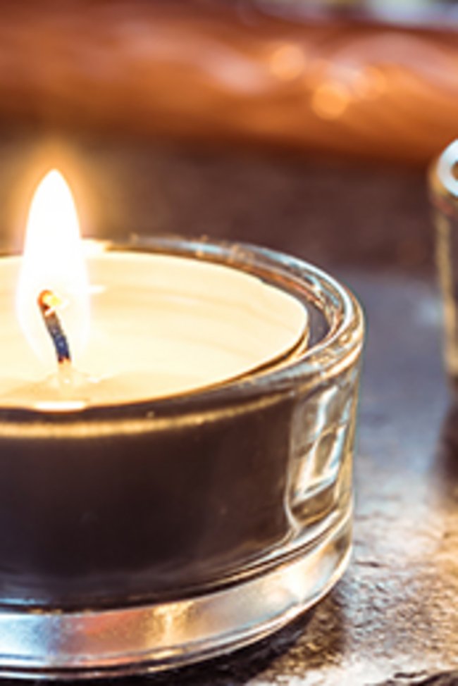 Halloween,Decoration,With,Three,Tealights,,Chocolate,And,Pumpkins,On,Slate Bildernachweis Titelbild: Devenorr/Shutterstock