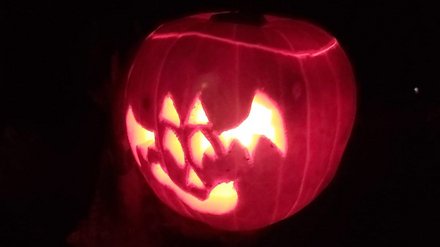 Selbstgeschnitzter leuchtender Kürbis