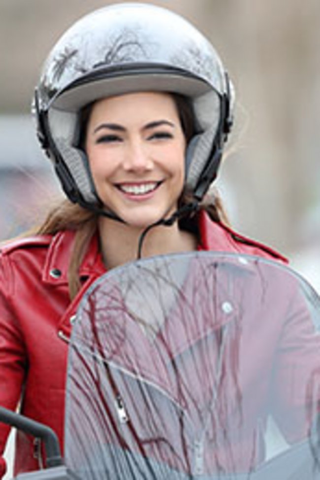 Front,View,Portrait,Of,A,Happy,Bker,Driving,A,Motorbike Fotocredit: Antonio Guillem/Shutterstock.com