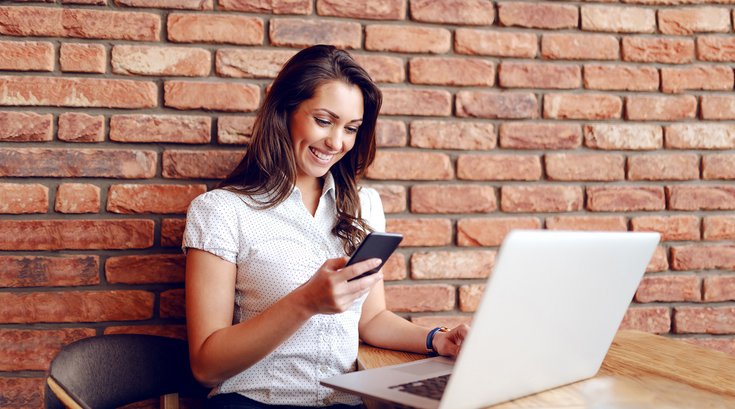 ©Shutterstock - Frau mit Laptop