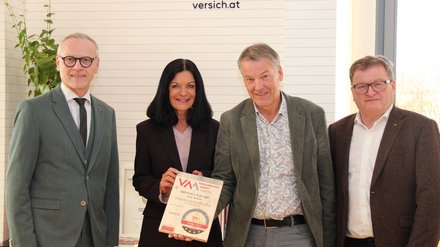 Die Vorstände der Oberösterreichischen freuen such mit dem Leiter des Maklerservice Andreas Eckerstorfer (2.v.r.) über die Top-Platzierung beim Versicherungsaward Austria
