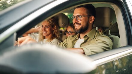 Junges Paar fährt im Auto.