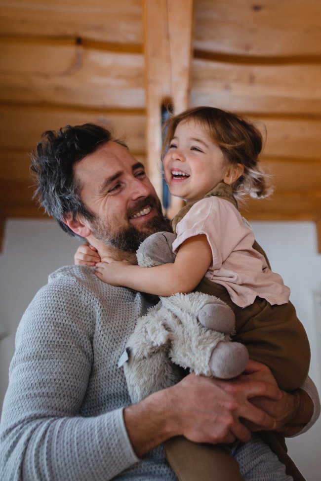 Vater mit Kind im Arm.